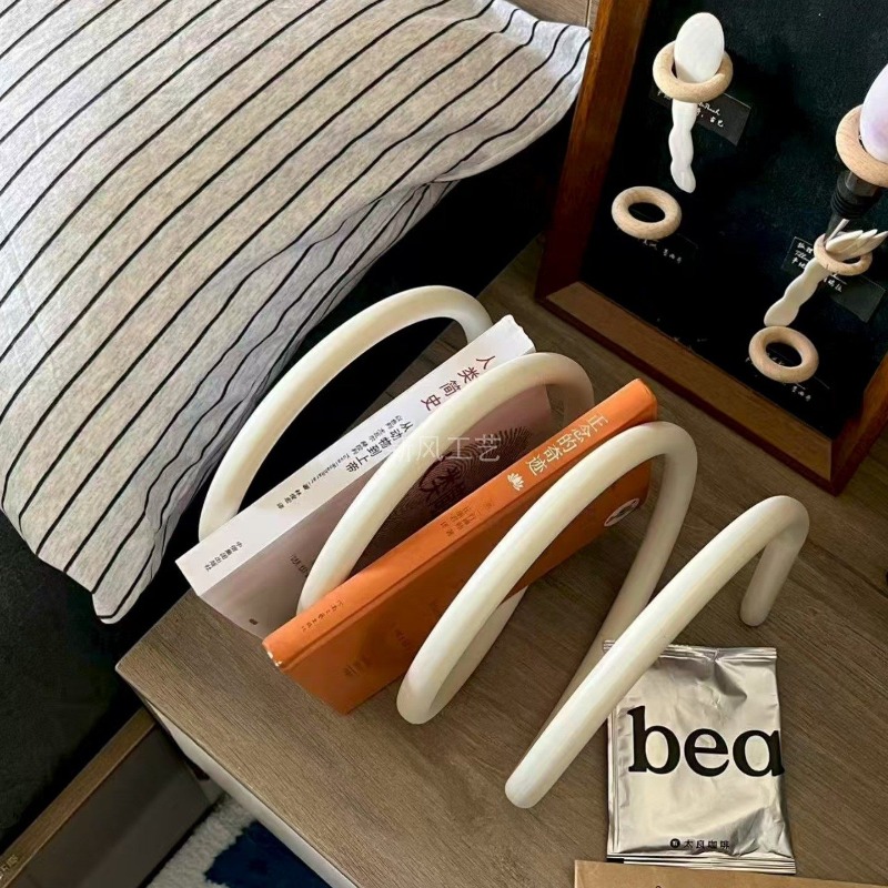 Home Decor Magazine - رف مجلات معدني إبداعي بتصميم بسيط،